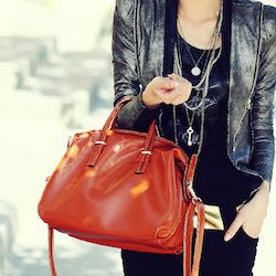 sac-main-femme-rouge-design