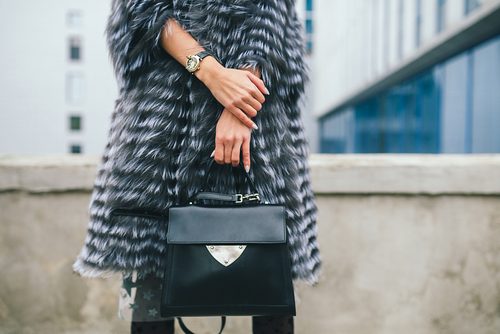 femme portant un sac a main en cuir vintage au motif argenté